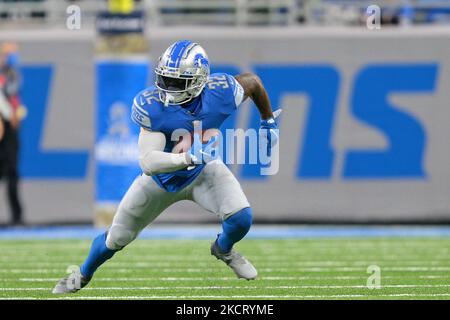 Detroit Lions läuft zurück D'Andre Swift (32) spielt den Ball während der ersten Hälfte eines NFL-Fußballspiels gegen die Philadelphia Eagles in Detroit, Michigan, USA, am Sonntag, den 31. Oktober 2021. (Foto von Jorge Lemus/NurPhoto) Stockfoto