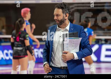 Stefano Lavarini (Cheftrainer von Igor Gorgonzola Novara) beim Volleyball Italian Serie A1 Frauenspiel Igor Gorgonzola Novara gegen Bartoccini Fortinfissi Perugia am 31. Oktober 2021 in der Pala Igor Gorgonzola in Novara, Italien (Foto: Letizia Valle/LiveMedia/NurPhoto) Stockfoto