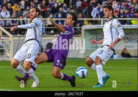 Giacomo Bonaventura (Fiorentina) gegen Simone Bastoni (Spezia) und Giulio Maggiore (Spezia) während des italienischen Fußballspiel Serie A ACF Fiorentina gegen Spezia Calcio am 31. Oktober 2021 im Artemio Franchi Stadion in Florenz, Italien (Foto: Fabio Fagiolini/LiveMedia/NurPhoto) Stockfoto