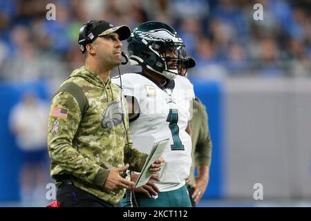 Philadelphia Eagles-Cheftrainer Nick Sirianni verfolgt das Spiel während der ersten Hälfte eines NFL-Fußballspiels gegen die Detroit Lions in Detroit, Michigan, USA, am Sonntag, den 31. Oktober 2021. (Foto von Jorge Lemus/NurPhoto) Stockfoto