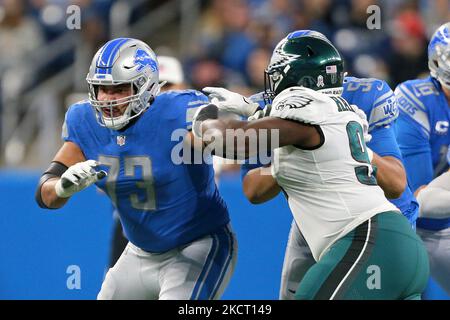 Jonah Jackson (73) verteidigt in der ersten Hälfte eines NFL-Fußballspiels in Detroit, Michigan, USA, am Sonntag, den 31. Oktober 2021, gegen Philadelphia Eagles-Abwehrspieler Javon Hargrave (97). (Foto von Jorge Lemus/NurPhoto) Stockfoto