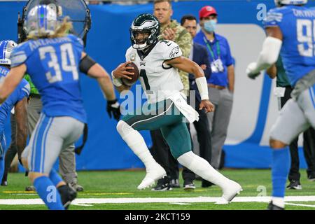 Philadelphia Eagles Quarterback Jalen Hurts (1) spielt den Ball während der zweiten Hälfte eines NFL-Fußballspiels gegen die Detroit Lions in Detroit, Michigan, USA, am Sonntag, den 31. Oktober 2021. (Foto von Jorge Lemus/NurPhoto) Stockfoto