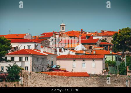 Krk. Stadt Malinska Hafen und das türkisfarbene Wasser Panoramablick, Insel Krk in Kroatien Stockfoto