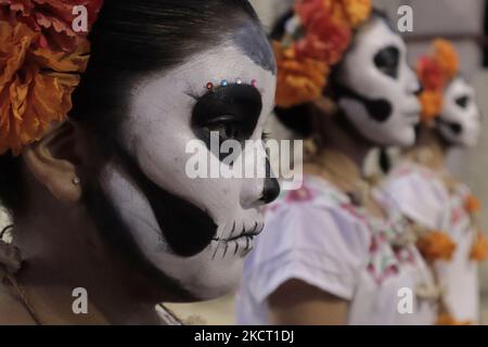 Frauen aus der indigenen Maya-Gemeinschaft von Pomuch, die sich in Campeche befindet, bekleidet als Catrinas vor dem Gemeindefriedhof während der COVID-19-Gesundheitsnotstand in Mexiko und am Vorabend des Totentages im Land. (Foto von Gerardo Vieyra/NurPhoto) Stockfoto