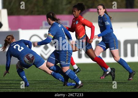 DURHAM CITY, GROSSBRITANNIEN. OKT 31S Atlanta Primus of London City Lionesses im Einsatz mit Kathryn Hill, Sarah Wilson und Sarah Robson von Durham Women während des FA Women's Championship Matches zwischen dem Durham Women FC und London Lionesses am Sonntag, dem 31.. Oktober 2021 im Maiden Castle, Durham. (Foto von Mark Fletcher/MI News/NurPhoto) Stockfoto