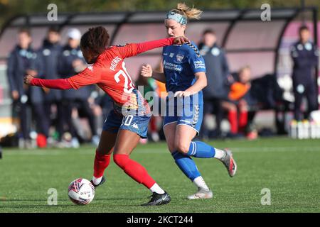 DURHAM CITY, GROSSBRITANNIEN. OKT 31S Atlanta Primus of London City Lionesses im Einsatz mit Dee Bradley von Durham Women während des FA Women's Championship Matches zwischen dem Durham Women FC und London Lionesses am Sonntag, dem 31.. Oktober 2021 im Maiden Castle, Durham. (Foto von Mark Fletcher/MI News/NurPhoto) Stockfoto