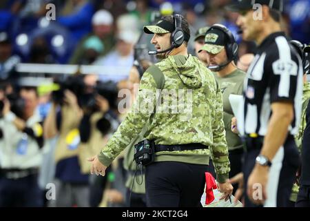 Philadelphia Eagles-Cheftrainer Nick Sirianni läuft am Sonntag, den 31. Oktober 2021, während eines NFL-Fußballspiels zwischen den Detroit Lions und den Philadelphia Eagles in Detroit, Michigan, USA, am Rande des Spiels. (Foto von Amy Lemus/NurPhoto) Stockfoto