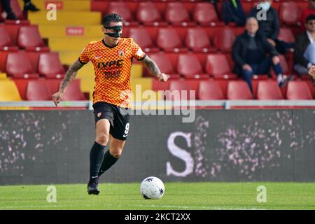 Gianluca Lapadula (Benevento Calcio) während der italienischen Fußball-Meisterschaft Liga BKT Benevento Calcio gegen Brescia Calcio am 01. November 2021 im Ciro Vigorito Stadion in Benevento, Italien (Foto: Emmanuele Mastrodonato/LiveMedia/NurPhoto) Stockfoto