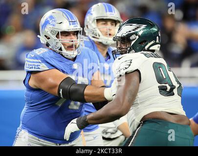 Die Wache der Detroit Lions, Jonah Jackson (73), steht am Sonntag, den 31. Oktober 2021, während eines NFL-Fußballspiels zwischen den Detroit Lions und den Philadelphia Eagles in Detroit, Michigan, USA, vor dem Abwehrspieler von Philadelphia Eagles, Javon Hargrave (97). (Foto von Amy Lemus/NurPhoto) Stockfoto