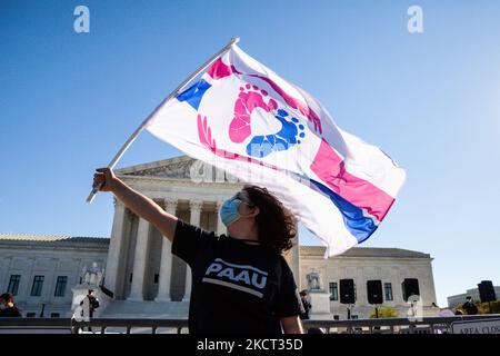 Ein Pro-Life-Protestler mit der Progressiven Anti-Abtreibungsunion winkt vor dem Obersten Gerichtshof eine Flagge, während er Argumente über das Abtreibungsverbot in Texas hört. In den Vereinigten Staaten von Amerika gegen Texas wird das Justizministerium argumentieren, dass das texanische Gesetz, das Abtreibungen nach 6 Wochen verbietet, verfassungswidrig ist. (Foto von Allison Bailey/NurPhoto) Stockfoto