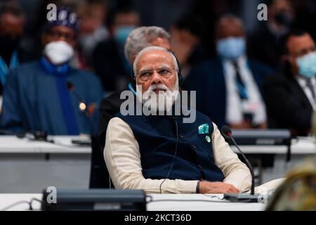 Indiens Premierminister Narendra Modi hört einen Redner während der Eröffnungszeremonie der UN-Klimakonferenz COP26 in Glasgow, Großbritannien, am 1. November 2021. COP26, die vom 31. Oktober bis 12. November in Glasgow stattfindet, wird die größte Klimakonferenz seit dem Pariser Gipfel 2015 sein und gilt als entscheidend für die Festlegung weltweiter Emissionsziele zur Verlangsamung der globalen Erwärmung sowie für die Festigung anderer wichtiger Verpflichtungen. (Foto von Maciek Musialek/NurPhoto) Stockfoto