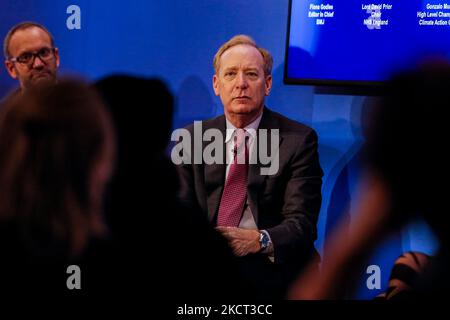 Brad Smith, Vice Chair von Microsoft, nimmt an einer Sitzung im britischen Pavillon auf der UN-Klimakonferenz COP26 2021 Teil, die von UNFCCC am 1. November COP26 im Scottish Event Campus in Glasgow, Schottland, abgehalten wird. Die Staatsoberhäupter kamen zu einem zweitägigen Gipfel in Glasgow an. COP26, die vom 31. Oktober bis 12. November in Glasgow stattfindet, wird die bedeutendste Klimakonferenz seit dem Pariser Gipfel 2015 sein, da die Nationen voraussichtlich neue Treibhausgasemissionsziele festlegen werden, um die globale Erwärmung zu verlangsamen und andere wichtige Verpflichtungen zu festigen. (Foto von Dominika Zarzycka/nur Stockfoto