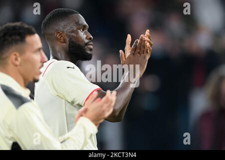 Fikayo Tomori vom AC Mailand begrüßt seine Anhänger am Ende des Serie-A-Spiels zwischen AS Roma und AC Milan Calcio am 31. Oktober 2021 im Stadio Olimpico, Rom, Italien. (Foto von Giuseppe Maffia/NurPhoto) Stockfoto