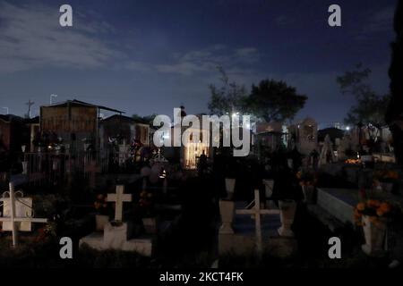 Panoramablick auf den Friedhof von San Pedro, Tláhuac, anlässlich des Tages der Toten in Mexiko während des Gesundheitsnotfalls COVID-19 und der grünen epidemiologischen Ampel in der Hauptstadt. (Foto von Gerardo Vieyra/NurPhoto) Stockfoto