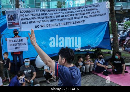 Afghanische Flüchtlinge, die in Indonesien leben, rufen während eines Protestes in der Nähe ihrer Zelte auf, indem sie am 2. November 2021 in Medan, Indonesien, vor dem Repräsentationsbüro des UNHCR übernachten. Die Demonstranten sind afghanische Flüchtlinge, meist Mitglieder der ethnischen Minderheit von Hazara, die die indonesische Regierung auffordert, die Vereinten Nationen, den UNHCR und die IOM dazu zu drängen, eine Neuansiedlung in Drittländern zu schicken und zu fordern. (Foto von Ivan Damanik/NurPhoto) Stockfoto