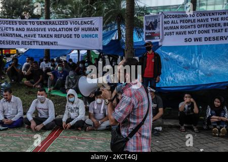 Afghanische Flüchtlinge, die in Indonesien leben, rufen während eines Protestes in der Nähe ihrer Zelte auf, indem sie am 2. November 2021 in Medan, Indonesien, vor dem Repräsentationsbüro des UNHCR übernachten. Die Demonstranten sind afghanische Flüchtlinge, meist Mitglieder der ethnischen Minderheit von Hazara, die die indonesische Regierung auffordert, die Vereinten Nationen, den UNHCR und die IOM dazu zu drängen, eine Neuansiedlung in Drittländern zu schicken und zu fordern. (Foto von Ivan Damanik/NurPhoto) Stockfoto