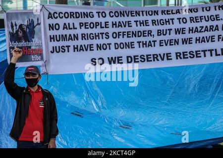 Afghanische Flüchtlinge, die in Indonesien leben, rufen während eines Protestes in der Nähe ihrer Zelte auf, indem sie am 2. November 2021 in Medan, Indonesien, vor dem Repräsentationsbüro des UNHCR übernachten. Die Demonstranten sind afghanische Flüchtlinge, meist Mitglieder der ethnischen Minderheit von Hazara, die die indonesische Regierung auffordert, die Vereinten Nationen, den UNHCR und die IOM dazu zu drängen, eine Neuansiedlung in Drittländern zu schicken und zu fordern. (Foto von Ivan Damanik/NurPhoto) Stockfoto