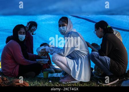 Afghanische Flüchtlingsfrauen, die in Indonesien leben, sitzen am 2. November 2021 in Medan, Indonesien, während eines Protestes vor dem Repräsentanz des UNHCR in ihrem Zelt. Die Demonstranten sind afghanische Flüchtlinge, meist Mitglieder der ethnischen Minderheit von Hazara, die die indonesische Regierung auffordert, die Vereinten Nationen, den UNHCR und die IOM dazu zu drängen, eine Neuansiedlung in Drittländern zu schicken und zu fordern. (Foto von Ivan Damanik/NurPhoto) Stockfoto