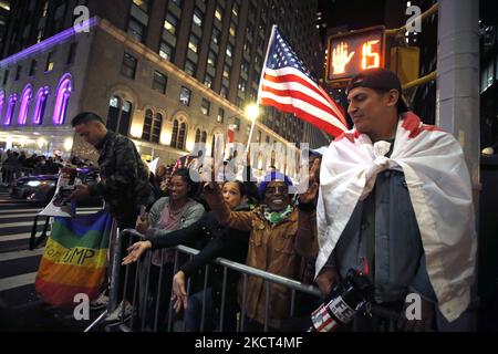 Demonstranten versammeln sich in der Nähe der Carnegie Hall mit Plakaten und Fahnen, um gegen die aktuelle Politik der US-Regierung und das Impfmandat des Bürgermeisters De Blasio am 1 2021. November in New York City, USA, zu protestieren. Demonstranten verhöhnten Vizepräsidentin Kamala Harris vor der Carnegie Hall, als sie anreiste, um den dreißigsten Jahrestag des National Action Network zu feiern (Foto von John Lamparski/NurPhoto) Stockfoto