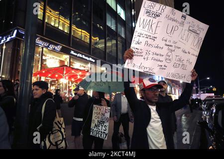 Demonstranten versammeln sich in der Nähe der Carnegie Hall mit Plakaten und Fahnen, um gegen die aktuelle Politik der US-Regierung und das Impfmandat des Bürgermeisters De Blasio am 1 2021. November in New York City, USA, zu protestieren. Demonstranten verhöhnten Vizepräsidentin Kamala Harris vor der Carnegie Hall, als sie anreiste, um den dreißigsten Jahrestag des National Action Network zu feiern (Foto von John Lamparski/NurPhoto) Stockfoto