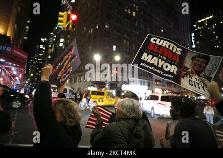 Demonstranten versammeln sich in der Nähe der Carnegie Hall mit Plakaten und Fahnen, um gegen die aktuelle Politik der US-Regierung und das Impfmandat des Bürgermeisters De Blasio am 1 2021. November in New York City, USA, zu protestieren. Demonstranten verhöhnten Vizepräsidentin Kamala Harris vor der Carnegie Hall, als sie anreiste, um den dreißigsten Jahrestag des National Action Network zu feiern (Foto von John Lamparski/NurPhoto) Stockfoto