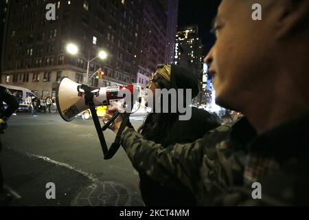 Demonstranten versammeln sich in der Nähe der Carnegie Hall mit Plakaten und Fahnen, um gegen die aktuelle Politik der US-Regierung und das Impfmandat des Bürgermeisters De Blasio am 1 2021. November in New York City, USA, zu protestieren. Demonstranten verhöhnten Vizepräsidentin Kamala Harris vor der Carnegie Hall, als sie anreiste, um den dreißigsten Jahrestag des National Action Network zu feiern (Foto von John Lamparski/NurPhoto) Stockfoto