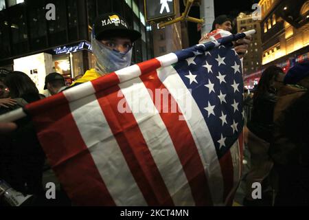 Demonstranten versammeln sich in der Nähe der Carnegie Hall mit Plakaten und Fahnen, um gegen die aktuelle Politik der US-Regierung und das Impfmandat des Bürgermeisters De Blasio am 1 2021. November in New York City, USA, zu protestieren. Demonstranten verhöhnten Vizepräsidentin Kamala Harris vor der Carnegie Hall, als sie anreiste, um den dreißigsten Jahrestag des National Action Network zu feiern (Foto von John Lamparski/NurPhoto) Stockfoto