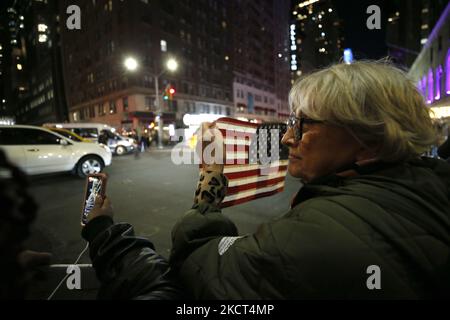 Demonstranten versammeln sich in der Nähe der Carnegie Hall mit Plakaten und Fahnen, um gegen die aktuelle Politik der US-Regierung und das Impfmandat des Bürgermeisters De Blasio am 1 2021. November in New York City, USA, zu protestieren. Demonstranten verhöhnten Vizepräsidentin Kamala Harris vor der Carnegie Hall, als sie anreiste, um den dreißigsten Jahrestag des National Action Network zu feiern (Foto von John Lamparski/NurPhoto) Stockfoto