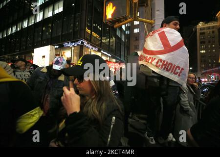 Demonstranten versammeln sich in der Nähe der Carnegie Hall mit Plakaten und Fahnen, um gegen die aktuelle Politik der US-Regierung und das Impfmandat des Bürgermeisters De Blasio am 1 2021. November in New York City, USA, zu protestieren. Demonstranten verhöhnten Vizepräsidentin Kamala Harris vor der Carnegie Hall, als sie anreiste, um den dreißigsten Jahrestag des National Action Network zu feiern (Foto von John Lamparski/NurPhoto) Stockfoto