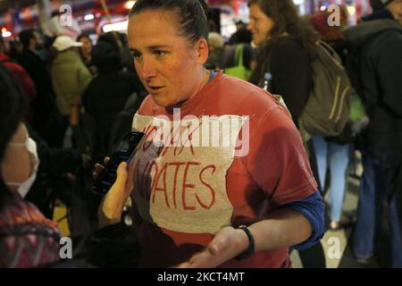 Demonstranten versammeln sich in der Nähe der Carnegie Hall mit Plakaten und Fahnen, um gegen die aktuelle Politik der US-Regierung und das Impfmandat des Bürgermeisters De Blasio am 1 2021. November in New York City, USA, zu protestieren. Demonstranten verhöhnten Vizepräsidentin Kamala Harris vor der Carnegie Hall, als sie anreiste, um den dreißigsten Jahrestag des National Action Network zu feiern (Foto von John Lamparski/NurPhoto) Stockfoto