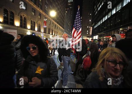 Demonstranten versammeln sich in der Nähe der Carnegie Hall mit Plakaten und Fahnen, um gegen die aktuelle Politik der US-Regierung und das Impfmandat des Bürgermeisters De Blasio am 1 2021. November in New York City, USA, zu protestieren. Demonstranten verhöhnten Vizepräsidentin Kamala Harris vor der Carnegie Hall, als sie anreiste, um den dreißigsten Jahrestag des National Action Network zu feiern (Foto von John Lamparski/NurPhoto) Stockfoto