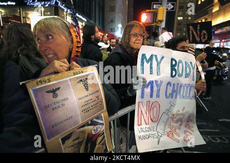 Demonstranten versammeln sich in der Nähe der Carnegie Hall mit Plakaten und Fahnen, um gegen die aktuelle Politik der US-Regierung und das Impfmandat des Bürgermeisters De Blasio am 1 2021. November in New York City, USA, zu protestieren. Demonstranten verhöhnten Vizepräsidentin Kamala Harris vor der Carnegie Hall, als sie anreiste, um den dreißigsten Jahrestag des National Action Network zu feiern (Foto von John Lamparski/NurPhoto) Stockfoto