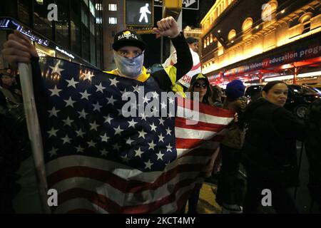 Demonstranten versammeln sich in der Nähe der Carnegie Hall mit Plakaten und Fahnen, um gegen die aktuelle Politik der US-Regierung und das Impfmandat des Bürgermeisters De Blasio am 1 2021. November in New York City, USA, zu protestieren. Demonstranten verhöhnten Vizepräsidentin Kamala Harris vor der Carnegie Hall, als sie anreiste, um den dreißigsten Jahrestag des National Action Network zu feiern (Foto von John Lamparski/NurPhoto) Stockfoto