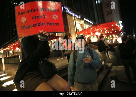 Demonstranten versammeln sich in der Nähe der Carnegie Hall mit Plakaten und Fahnen, um gegen die aktuelle Politik der US-Regierung und das Impfmandat des Bürgermeisters De Blasio am 1 2021. November in New York City, USA, zu protestieren. Demonstranten verhöhnten Vizepräsidentin Kamala Harris vor der Carnegie Hall, als sie anreiste, um den dreißigsten Jahrestag des National Action Network zu feiern (Foto von John Lamparski/NurPhoto) Stockfoto