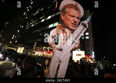 Demonstranten versammeln sich in der Nähe der Carnegie Hall mit Plakaten und Fahnen, um gegen die aktuelle Politik der US-Regierung und das Impfmandat des Bürgermeisters De Blasio am 1 2021. November in New York City, USA, zu protestieren. Demonstranten verhöhnten Vizepräsidentin Kamala Harris vor der Carnegie Hall, als sie anreiste, um den dreißigsten Jahrestag des National Action Network zu feiern (Foto von John Lamparski/NurPhoto) Stockfoto