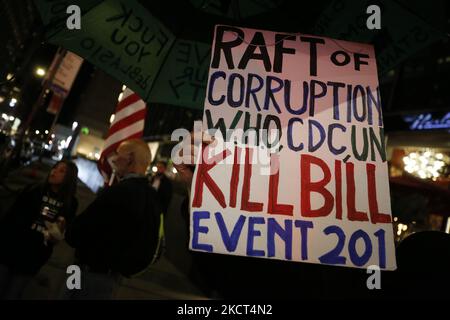 Demonstranten versammeln sich in der Nähe der Carnegie Hall mit Plakaten und Fahnen, um gegen die aktuelle Politik der US-Regierung und das Impfmandat des Bürgermeisters De Blasio am 1 2021. November in New York City, USA, zu protestieren. Demonstranten verhöhnten Vizepräsidentin Kamala Harris vor der Carnegie Hall, als sie anreiste, um den dreißigsten Jahrestag des National Action Network zu feiern (Foto von John Lamparski/NurPhoto) Stockfoto