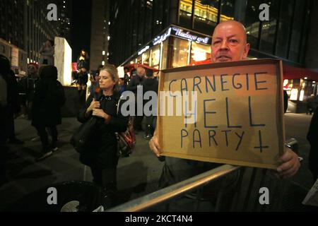 Demonstranten versammeln sich in der Nähe der Carnegie Hall mit Plakaten und Fahnen, um gegen die aktuelle Politik der US-Regierung und das Impfmandat des Bürgermeisters De Blasio am 1 2021. November in New York City, USA, zu protestieren. Demonstranten verhöhnten Vizepräsidentin Kamala Harris vor der Carnegie Hall, als sie anreiste, um den dreißigsten Jahrestag des National Action Network zu feiern (Foto von John Lamparski/NurPhoto) Stockfoto