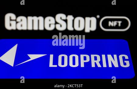 Das Loopring-Logo auf einem Telefonbildschirm und das GameStop-NFT-Logo auf einem Bildschirm im Hintergrund sind auf diesem Illustrationsfoto zu sehen, das am 2. November 2021 in Krakau, Polen, aufgenommen wurde. (Foto von Jakub Porzycki/NurPhoto) Stockfoto