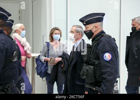 Der ehemalige französische Innenminister Claude Gueant (C) trifft am 02. November 2021 in Paris, Frankreich, auf den Spuren der Helfer des ehemaligen französischen Präsidenten Nicolas Sarkozy vor Gericht ein. Der ehemalige Präsident Sarkozy wurde von einem Richter angewiesen, im Fall ehemaliger Helfer, die beschuldigt wurden, öffentliche Gelder zur Finanzierung von Verträgen für Meinungsumfragen missbraucht zu haben, Aussagen zu machen. Sarkozy hat Immunität, ist in diesem Fall, wurde aber im März wegen Korruptionsvorwürfen gesondert verurteilt. (Foto von Michel Stoupak/NurPhoto) Stockfoto