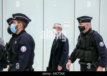 Der ehemalige französische Innenminister Claude Gueant (C) trifft am 02. November 2021 in Paris, Frankreich, auf den Spuren der Helfer des ehemaligen französischen Präsidenten Nicolas Sarkozy vor Gericht ein. Der ehemalige Präsident Sarkozy wurde von einem Richter angewiesen, im Fall ehemaliger Helfer, die beschuldigt wurden, öffentliche Gelder zur Finanzierung von Verträgen für Meinungsumfragen missbraucht zu haben, Aussagen zu machen. Sarkozy hat Immunität, ist in diesem Fall, wurde aber im März wegen Korruptionsvorwürfen gesondert verurteilt. (Foto von Michel Stoupak/NurPhoto) Stockfoto
