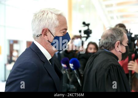 Pierre Giacometti (L), ehemaliger CEO des Meinungsumfragungsinstituts von Giacomettiperon, erscheint am 02. November 2021 in Paris, Frankreich, vor Gericht im Pariser Gerichtsgebäude auf den Spuren der Helfer des ehemaligen französischen Präsidenten Nicolas Sarkozy. Der ehemalige Präsident Sarkozy wurde von einem Richter angewiesen, im Fall ehemaliger Helfer, die beschuldigt wurden, öffentliche Gelder zur Finanzierung von Verträgen für Meinungsumfragen missbraucht zu haben, Aussagen zu machen. Sarkozy hat in diesem Fall Immunität, wurde aber im März wegen Korruptionsvorwürfen separat verurteilt (Foto von Michel Stoupak/NurPhoto) Stockfoto