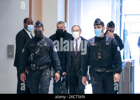 Der ehemalige französische Innenminister Claude Gueant (C) trifft am 02. November 2021 in Paris, Frankreich, auf den Spuren der Helfer des ehemaligen französischen Präsidenten Nicolas Sarkozy vor Gericht ein. Der ehemalige Präsident Sarkozy wurde von einem Richter angewiesen, im Fall ehemaliger Helfer, die beschuldigt wurden, öffentliche Gelder zur Finanzierung von Verträgen für Meinungsumfragen missbraucht zu haben, Aussagen zu machen. Sarkozy hat Immunität, ist in diesem Fall, wurde aber im März wegen Korruptionsvorwürfen gesondert verurteilt. (Foto von Michel Stoupak/NurPhoto) Stockfoto