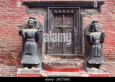 Am 08. Dezember 2011 befinden sich auf beiden Seiten eines kunstvoll geschnitzten Tores des Königlichen Palastes am Durbar Square in Bhaktapur, Nepal, Schutzfiguren. (Foto von Creative Touch Imaging Ltd./NurPhoto) Stockfoto