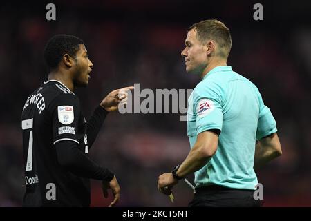 Rhian Brewster von Sheffield United und Schiedsrichter Leigh Doughty während des Sky Bet Championship-Spiels zwischen Nottingham Forest und Sheffield United am City Ground, Nottingham, am Dienstag, den 2.. November 2021. (Foto von Jon Hobley/MI News/NurPhoto) Stockfoto