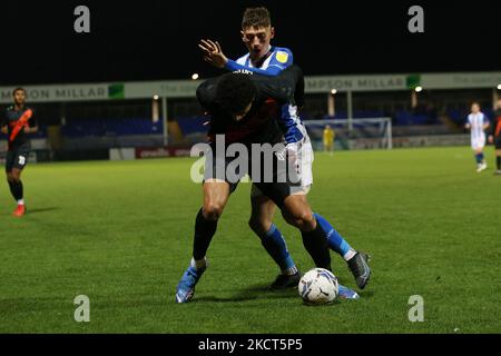 Joe Grey von Hartlepool United kämpft während des EFL Trophy-Spiels zwischen Hartlepool United und Everton am Dienstag, den 2.. November 2021, im Victoria Park in Hartlepool um den Besitz von Evertons Reece Welch. (Foto von Mark Fletcher/MI News/NurPhoto) Stockfoto