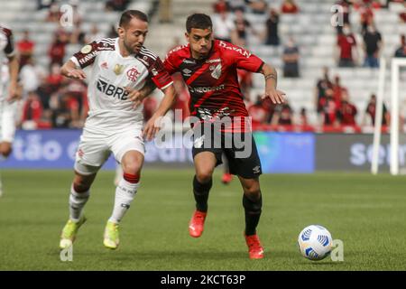 Spieler David Terans von Athletico PR streitet sich gegen den Spieler Everton Ribeiro von Flamengo während des Spiels zwischen Athletico PR und Flamengo für die brasilianische Liga Serie A 2021 in der Estadio Arena da Baixada in Curitiba-PR. (Foto von Gabriel Machado/NurPhoto) Stockfoto