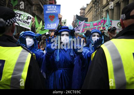 Am vierten Tag der Klimakonferenz der Vereinten Nationen (COP 26) am 03. November 2021 in Glasgow, Schottland, marschieren Protestierende durch das Stadtzentrum. (Foto von Ewan Bootman/NurPhoto) Stockfoto