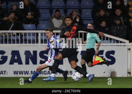 Joe Grey von Hartlepool United im Einsatz mit Reece Welch von Everton während des EFL Trophy-Spiels zwischen Hartlepool United und Everton im Victoria Park, Hartlepool, am Dienstag, den 2.. November 2021. (Foto von Mark Fletcher/MI News/NurPhoto) Stockfoto