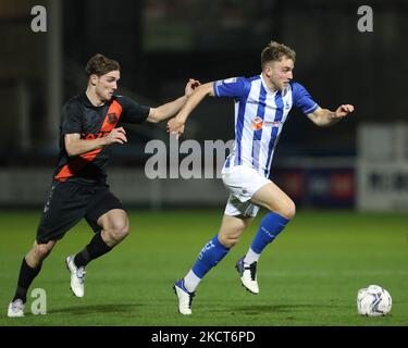 Martin Smith von Hartlepool United im Einsatz mit Lewis Warrington von Everton während des EFL Trophy-Spiels zwischen Hartlepool United und Everton im Victoria Park, Hartlepool, am Dienstag, den 2.. November 2021. (Foto von Mark Fletcher/MI News/NurPhoto) Stockfoto