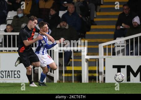 Evertons Lewis Warrington im Einsatz mit Hartlepool United's Joe Grey während des EFL Trophy-Spiels zwischen Hartlepool United und Everton im Victoria Park, Hartlepool, am Dienstag, den 2.. November 2021. (Foto von Mark Fletcher/MI News/NurPhoto) Stockfoto